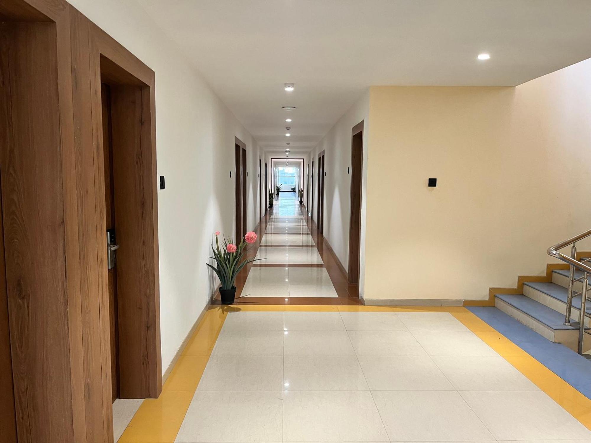 Hotel Avenue Plaza Mundra Kültér fotó