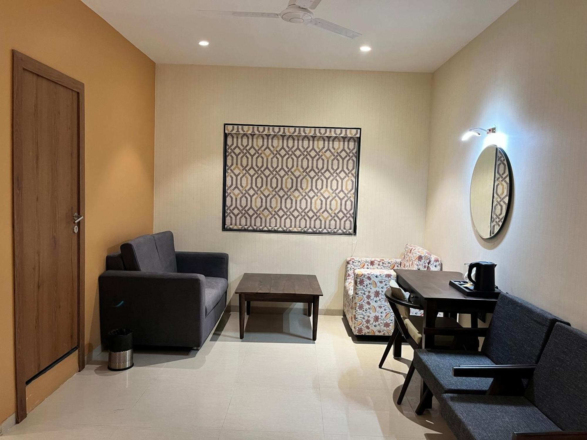 Hotel Avenue Plaza Mundra Kültér fotó