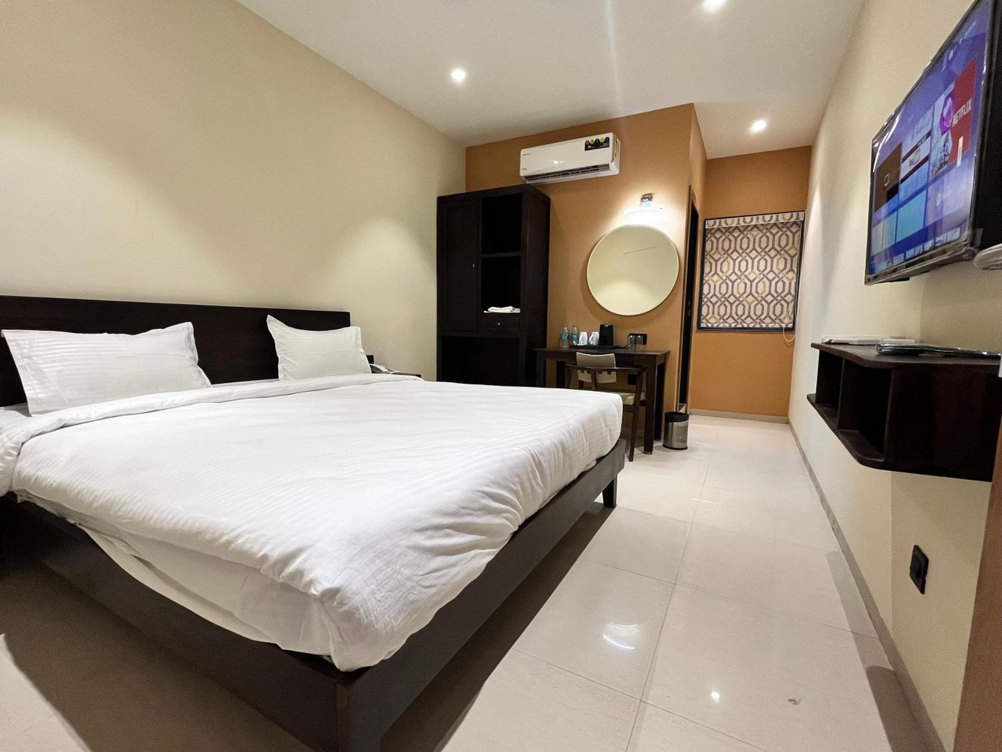 Hotel Avenue Plaza Mundra Kültér fotó
