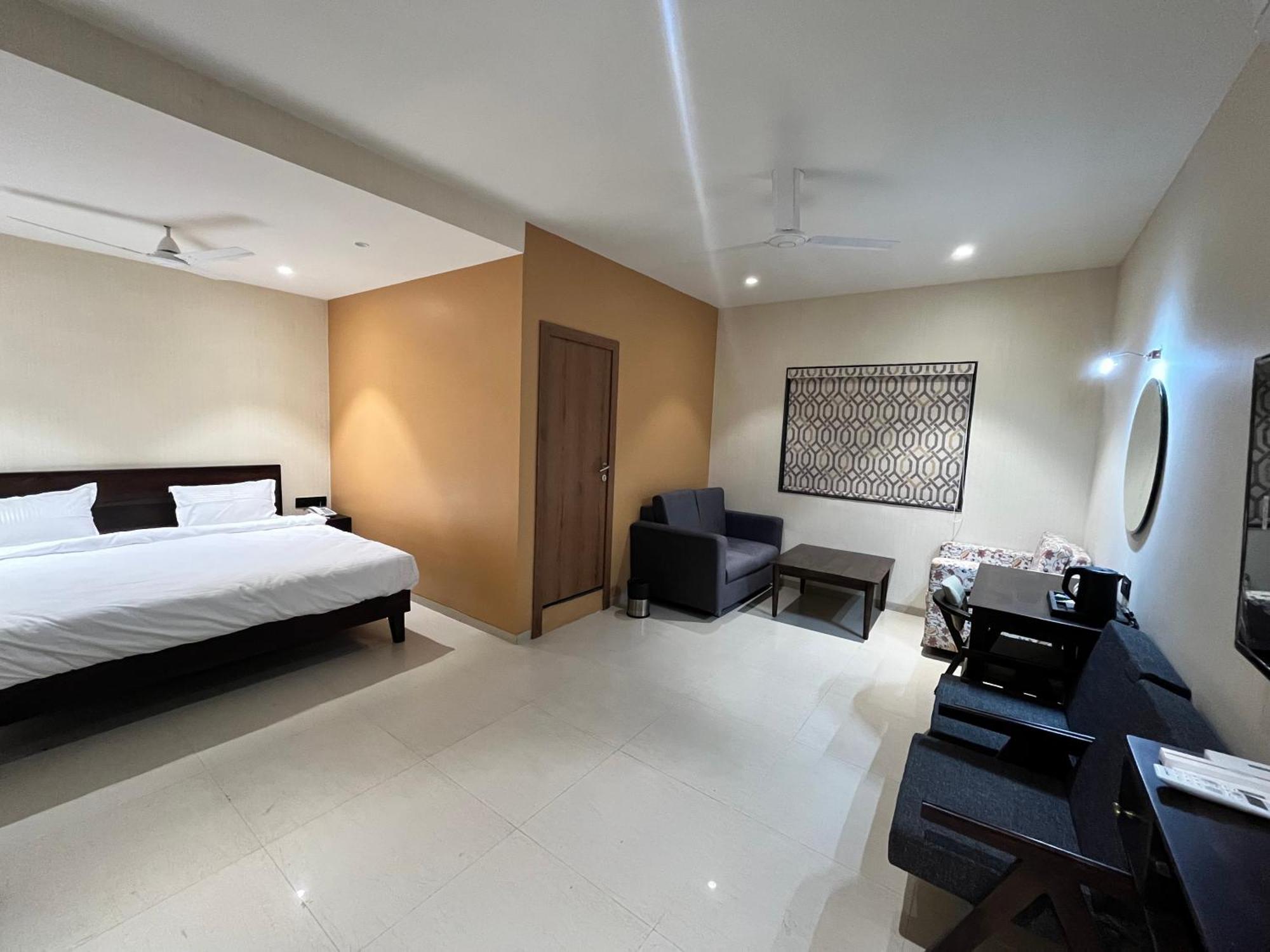 Hotel Avenue Plaza Mundra Kültér fotó